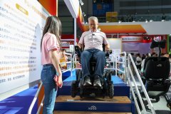 <b>企业实现数字化转型</b>